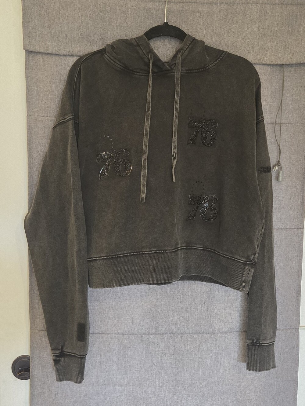 Pro Standard Philadelphia 76ers Black Crystalline Cropped Pullover Hoodie Large